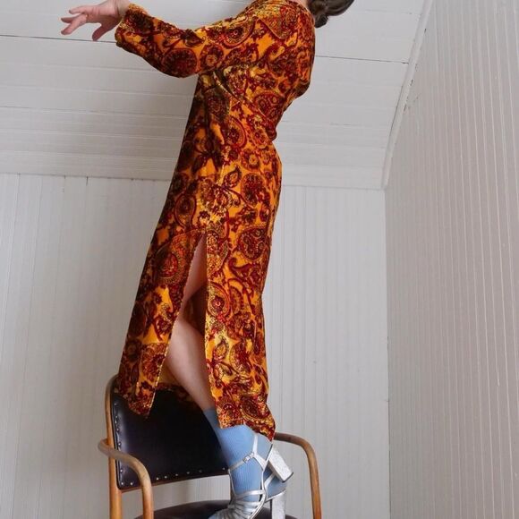 Stunning! 1970s rayon velvet paisley print midi dress - Picture 4 of 6